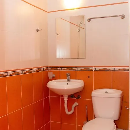 Cute And Central 1-bd With Balcony