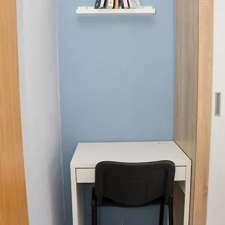 Cute And Central 1-bd With Balcony וארנה